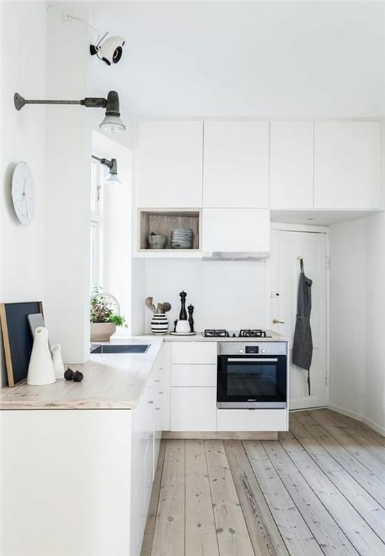 λευκή κουζίνα με ξύλινο ρολόι δαπέδου και τοίχου