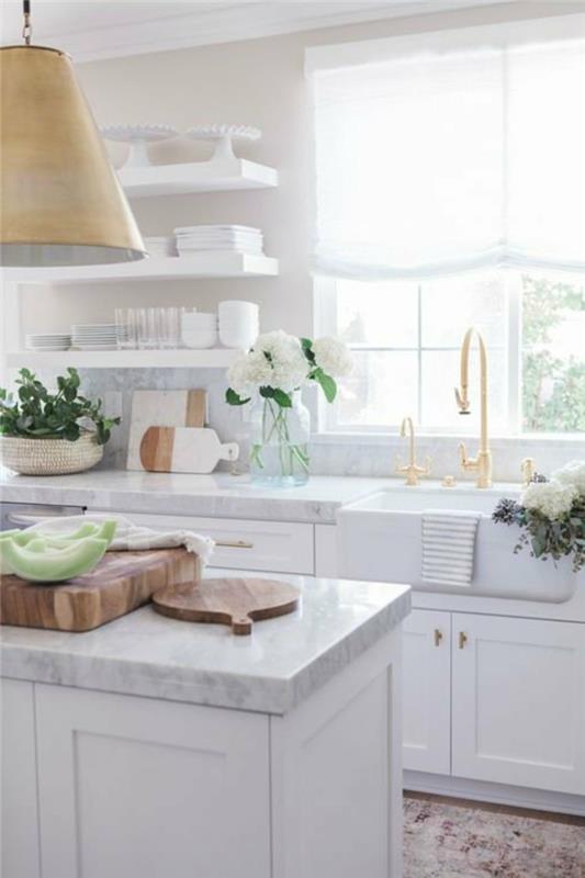 λευκή κουζίνα με όμορφο δάπεδο και ράφια ανοιχτού τοίχου