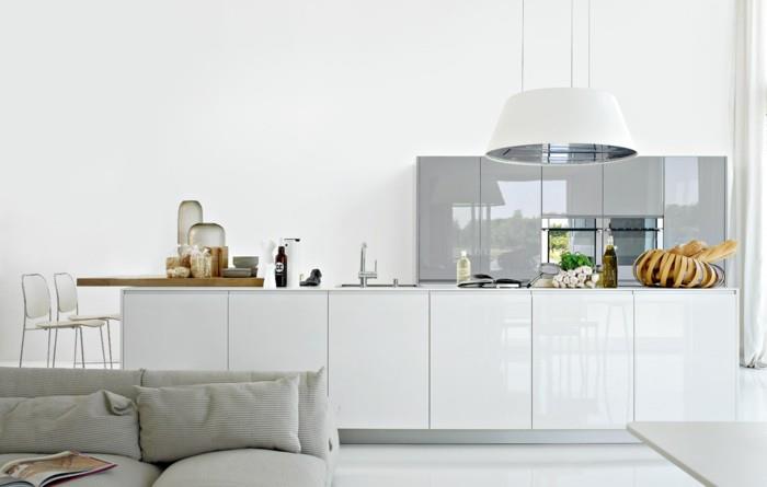 λευκή κουζίνα μοντέρνο εσωτερικό με λαμπερές επιφάνειες