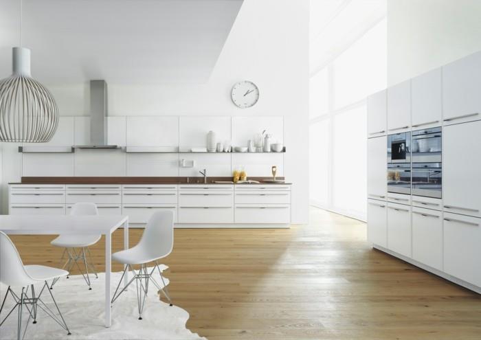 λευκή κουζίνα, μοντέρνο χαλί γούνας και όμορφο πάτωμα με ξύλινη εμφάνιση