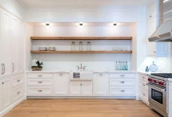 λευκή κουζίνα χωρίς ντουλάπια τοίχου ανοιχτά ράφια ξύλο