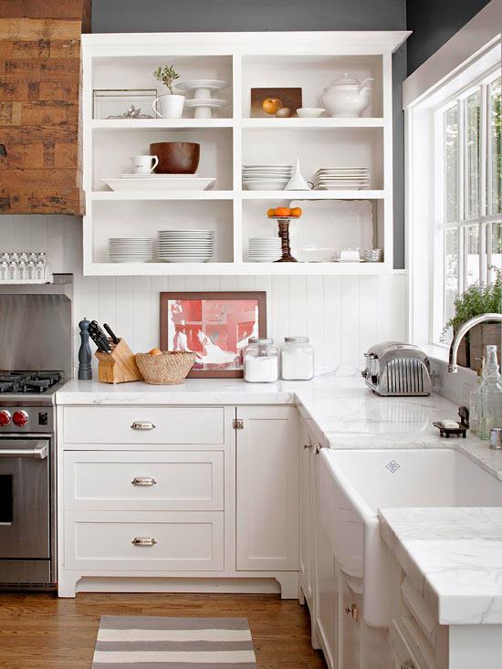 λευκά ντουλάπια κουζίνας ανοιχτά ράφια και φυσικό ξύλο