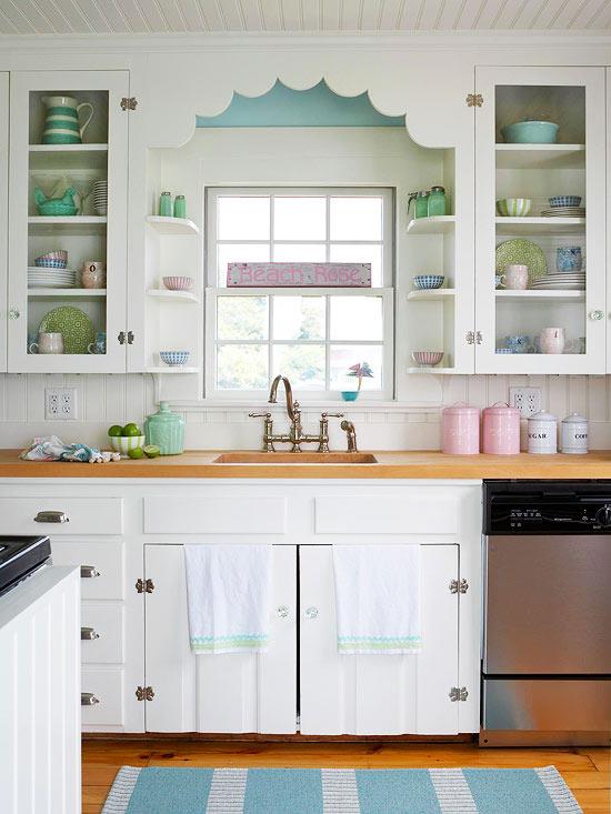 λευκά ντουλάπια κουζίνας ανοιχτά ράφια και ντουλάπια οθόνης