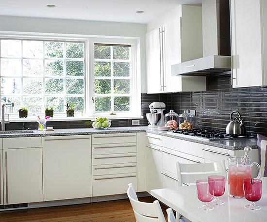 λευκά ντουλάπια κουζίνας ροζ γυαλιά σκούρα γκρι πλακάκια τοίχου
