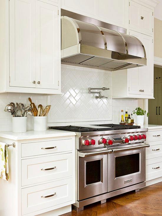 λευκά ντουλάπια κουζίνας ρετρό μοντέλο σόμπα με κόκκινα κουμπιά
