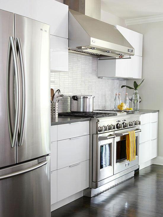 λευκά ντουλάπια κουζίνας χαλύβδινες μπροστινές συσκευές κουζίνας