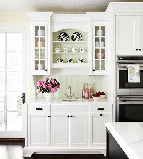 λευκά ντουλάπια κουζίνας με παραδοσιακά πιάτα με μοτίβο