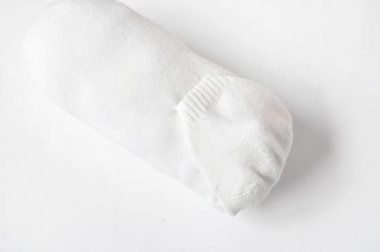 λευκές κάλτσες τσιγκουνιάρουν τη μικρή γάτα