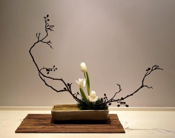 λευκές τουλίπες κλαδιά άνοιξη ikebana