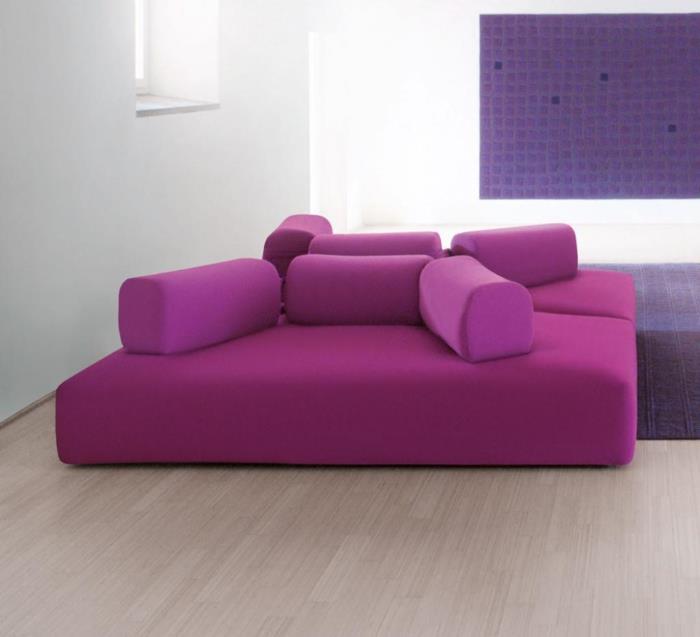 λευκό χρώμα τοίχου έγχρωμες πινελιές μοβ χαλί φανταχτερός καναπές