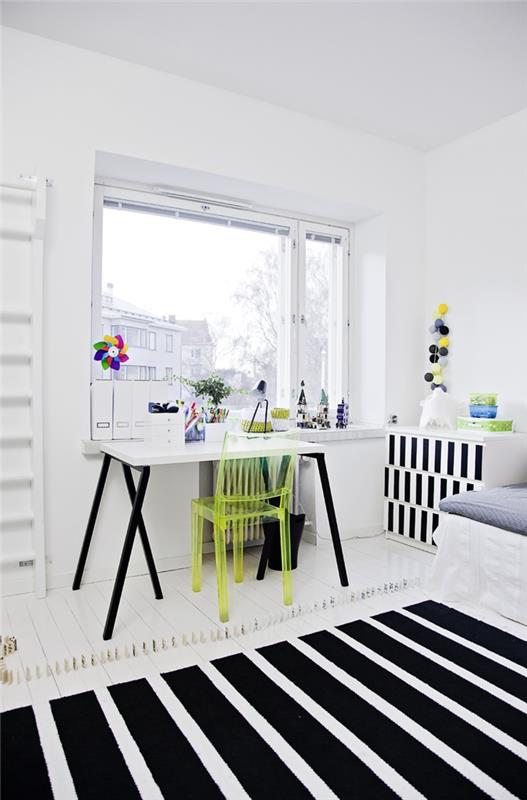 λευκό χρώμα τοίχου σχεδιασμός παιδικού δωματίου ριγέ χαλί γραφείο