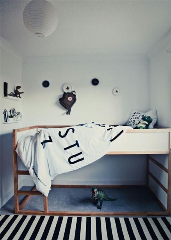 λευκή βαφή τοίχου παιδικό δωμάτιο ρίγα χαλί σοφίτα κρεβάτι σκάλες