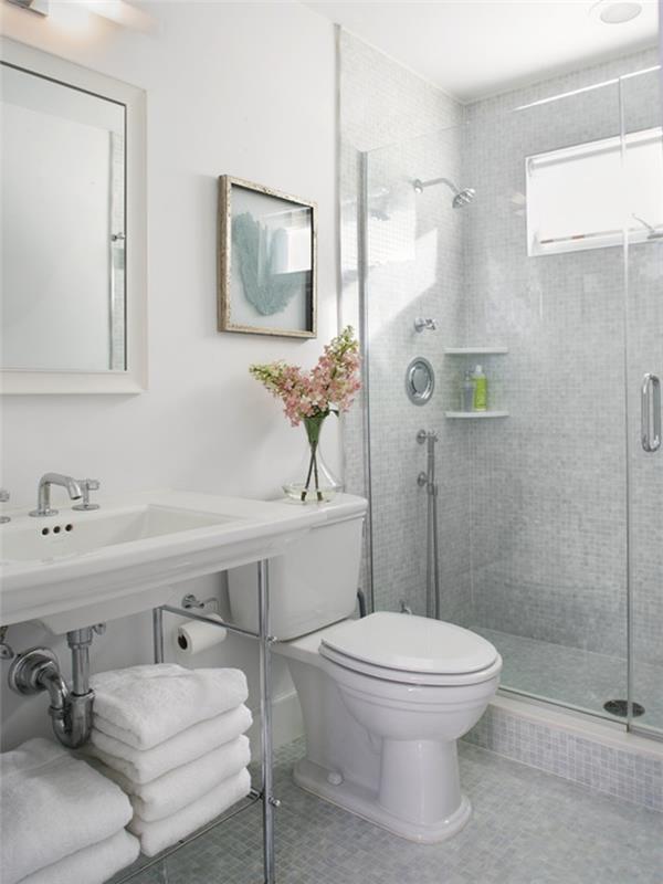 λευκό χρώμα τοίχου μικρό μπάνιο πλακάκια μπάνιου καθρέφτη