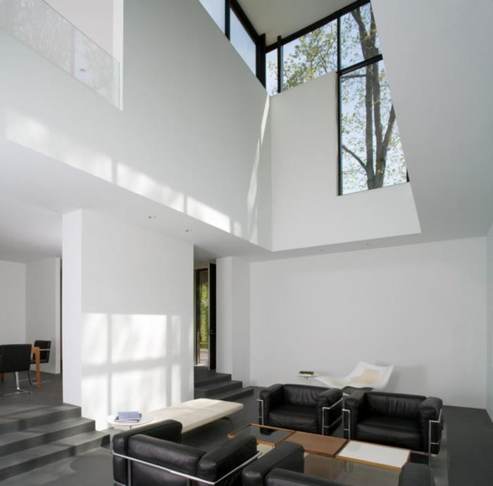 λευκό τοίχο χρώμα σπιτικές ιδέες σαλόνι μαύρες δερμάτινες πολυθρόνες εσωτερικές σκάλες