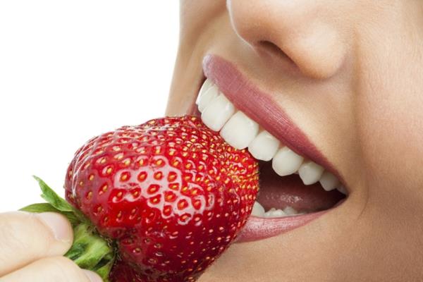 πιο λευκά δόντια παίρνουν φρέσκες φράουλες φρούτων
