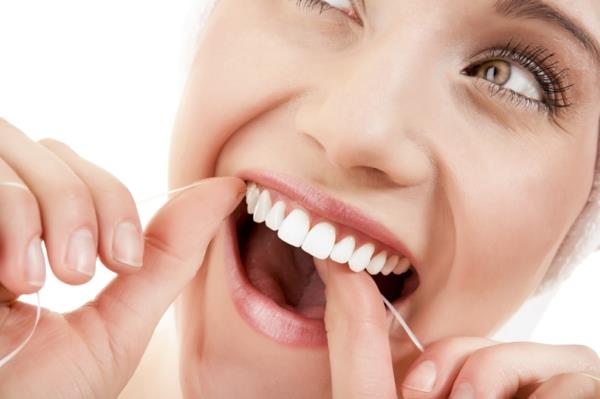 Για να αποκτήσετε πιο λευκά δόντια, χρησιμοποιήστε οδοντικό νήμα