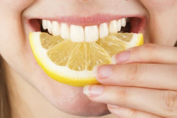 Αποκτήστε πιο λευκά δόντια τρώγοντας φλούδα λεμονιών
