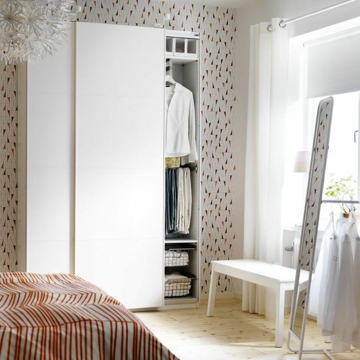 λευκή ντουλάπα κρεβατοκάμαρα πολυέλαιος ξύλινο πάτωμα όμορφη ταπετσαρία