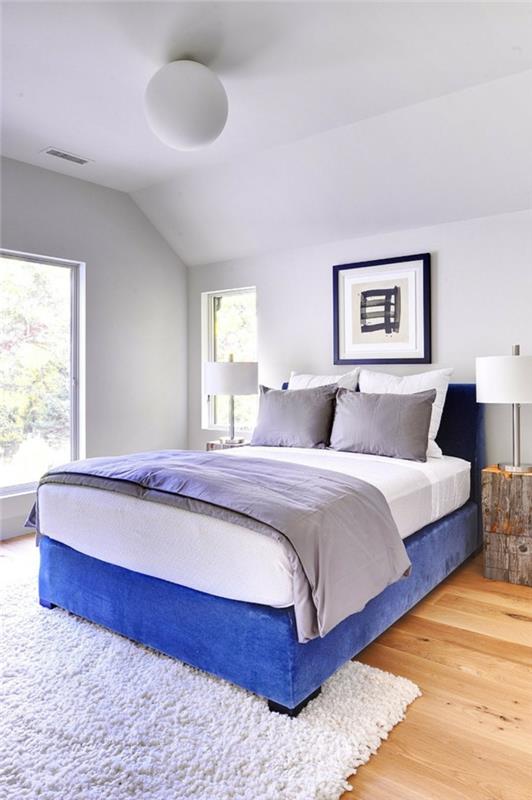λευκό υπνοδωμάτιο μπλε κρεβάτι λευκοί τοίχοι χαλί ρουστίκ τραπεζάκια