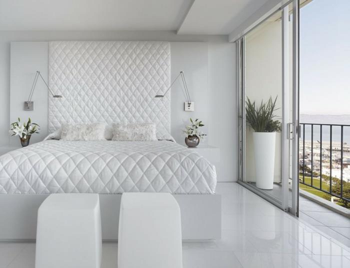 λευκό υπνοδωμάτιο σκαμπό μπαλκόνι λουλούδια λευκά πλακάκια δαπέδου
