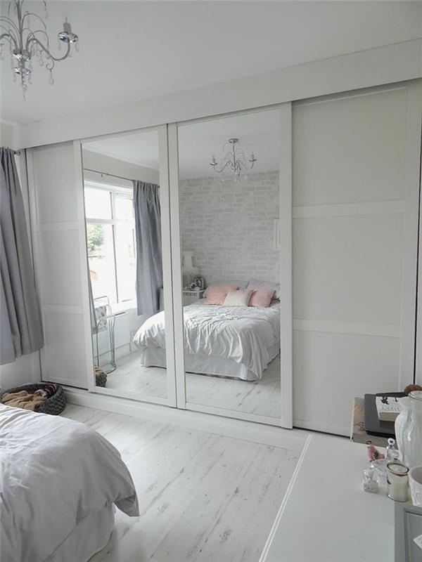 λευκό υπνοδωμάτιο με καθρέφτες πόρτες ντουλάπα ξύλινη επένδυση δαπέδου