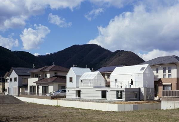 Λευκό διαφανές σπίτι των ασιατικών καλύβων