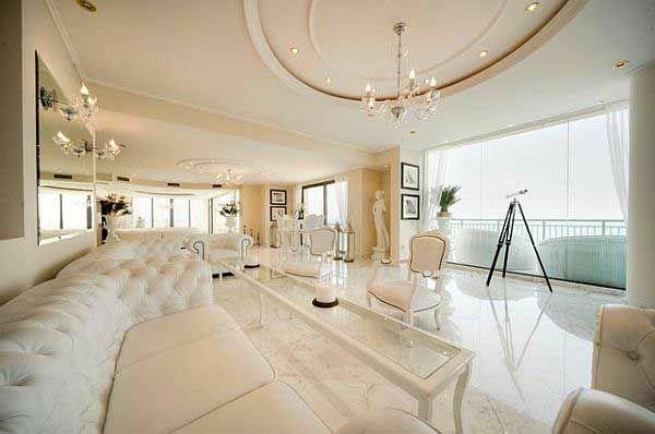 λευκό σαλόνι διακόσμηση οροφής πολυέλαιος ορθογώνιο τραπέζι