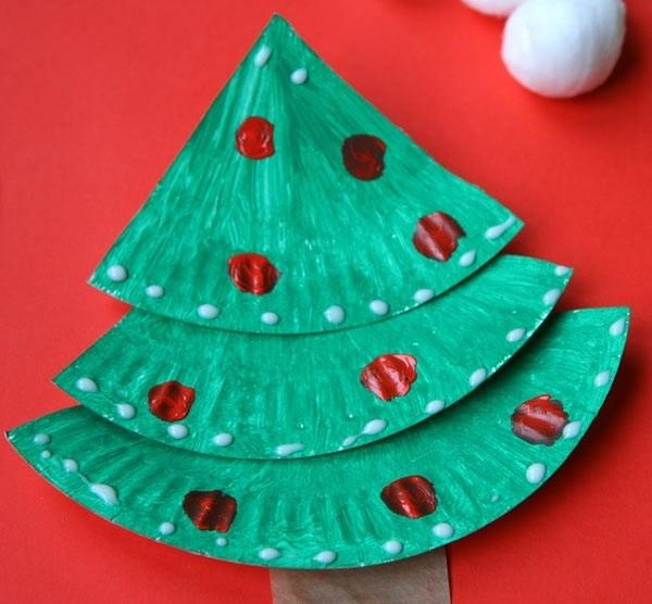 χριστουγεννιάτικο δέντρο με χάρτινα πιάτα