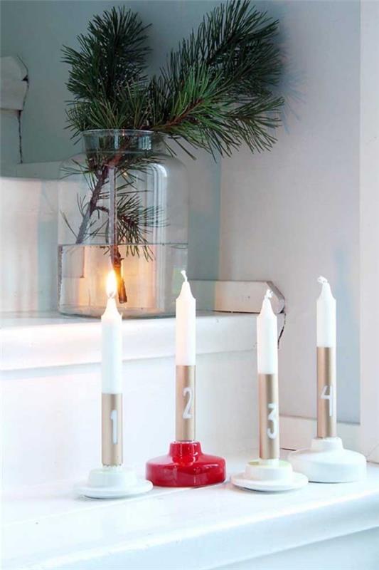 χριστουγεννιάτικα κεριά τοποθετημένα στο ράφι