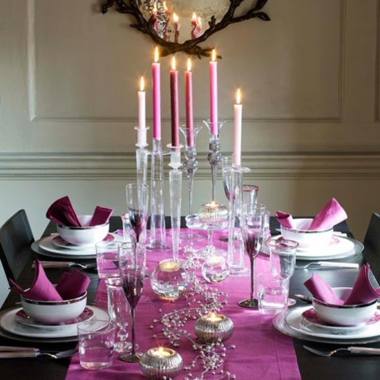 χριστουγεννιάτικα μακριά ροζ και τριαντάφυλλα κεριά και βάσεις κεριών από γυαλί