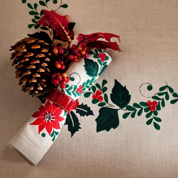 χριστουγεννιάτικα είδη τραπεζομάντιλο και υφασμάτινη πετσέτα με κώνους
