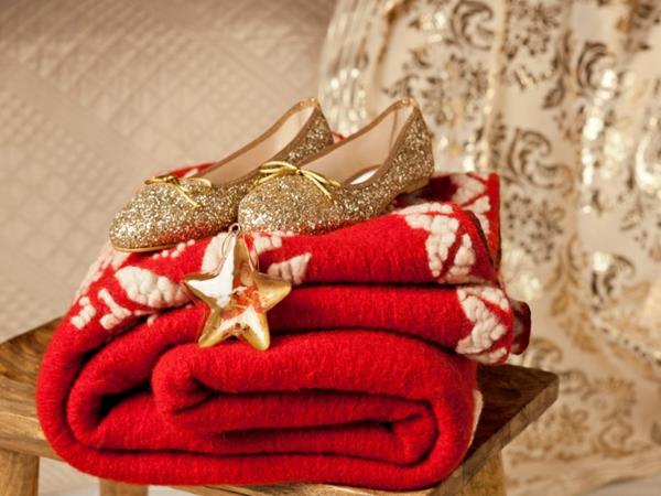 χριστουγεννιάτικα είδη ζεστή μάλλινη κουβέρτα και αστραφτερά παπούτσια σε χρυσό