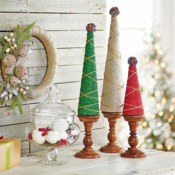 χριστουγεννιάτικες ιδέες χειροτεχνίας τσίμπημα χριστουγεννιάτικες διακοσμήσεις χριστουγεννιάτικο δέντρο από χαρτόνι ξύλινη βάση