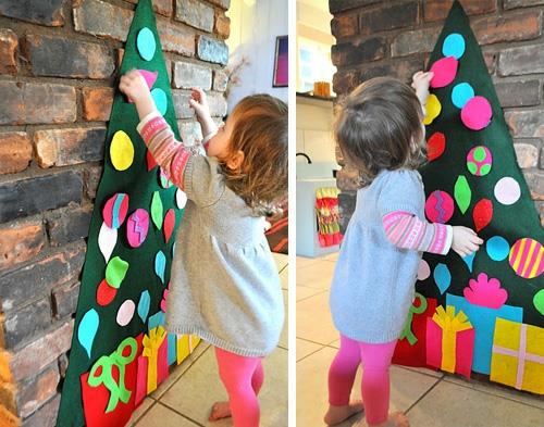 Χριστουγεννιάτικες χειροτεχνίες χριστουγεννιάτικο δέντρο με επίπεδη τσόχα στον τοίχο από τούβλα