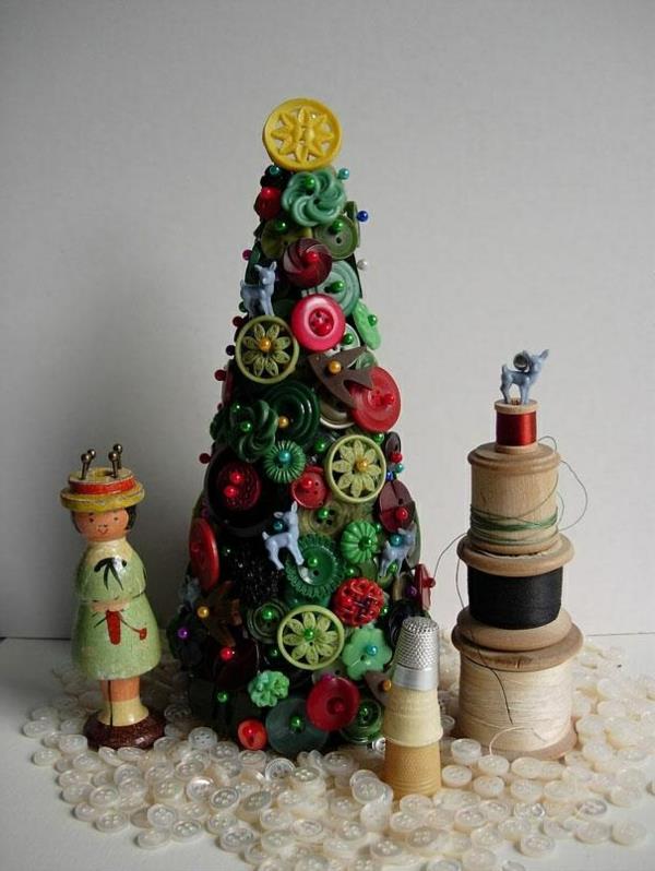 Χειροποίητο χριστουγεννιάτικο δέντρο από πολύχρωμα κουμπιά προσαρτημένα με βελόνες
