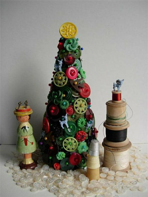 Χριστουγεννιάτικο δέντρο μαστίγιο από πολύχρωμα κουμπιά προσαρτημένα σε βελόνες