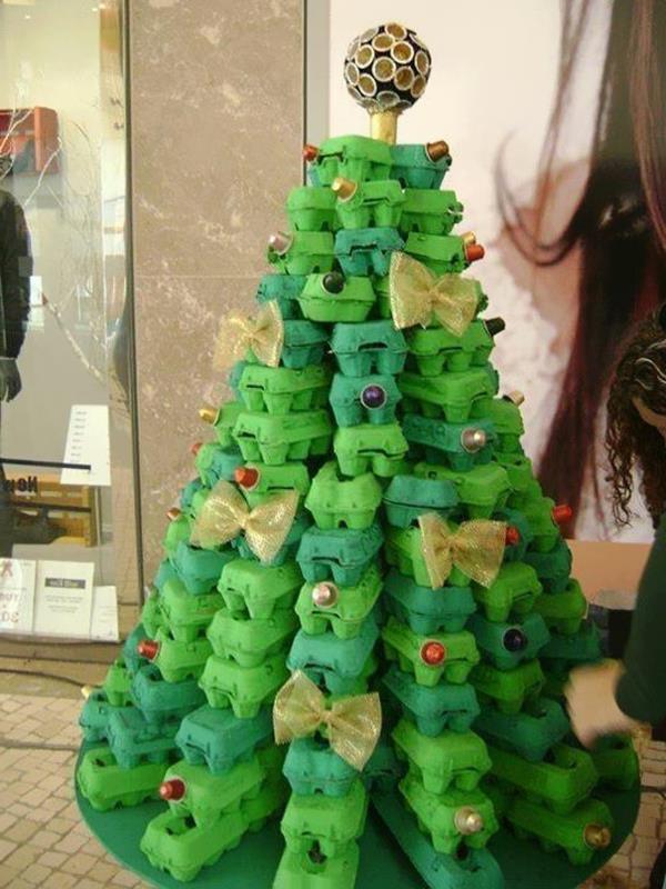 Χριστουγεννιάτικο δέντρο μπερδεμένο δημιουργικά με αυγά, κουτιά από χαρτόνι και πλαστικά δοχεία