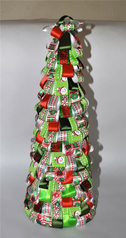 Χριστουγεννιάτικο δέντρο μπερδεμένο δημιουργικά με κορδέλες δώρων