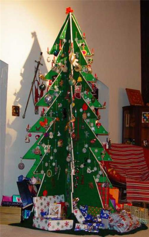 χριστουγεννιάτικο δέντρο από χαρτόνι με πλούσια διακόσμηση