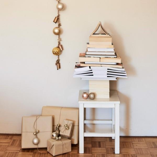 χριστουγεννιάτικο δέντρο μπιχλιμπίδι βιβλία βοηθητικό τραπέζι