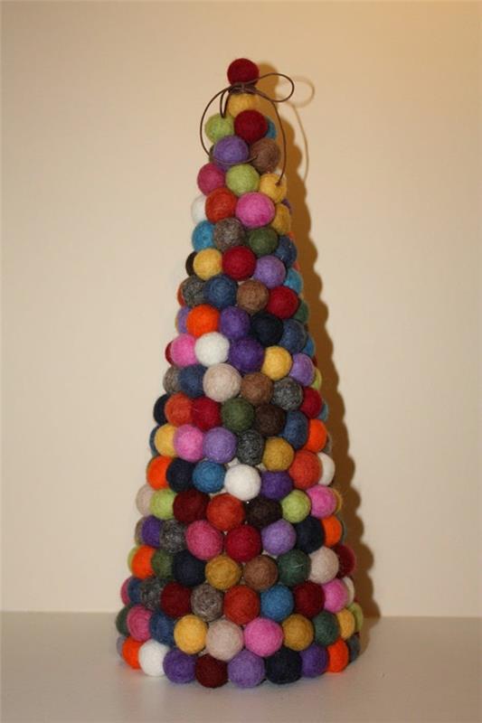 Το χριστουγεννιάτικο δέντρο κάνει πολύχρωμες μπάλες από τσόχα