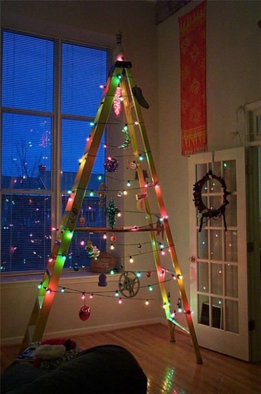 χριστουγεννιάτικο δέντρο μαστίγιο μια σκάλα με νεράιδα φώτα