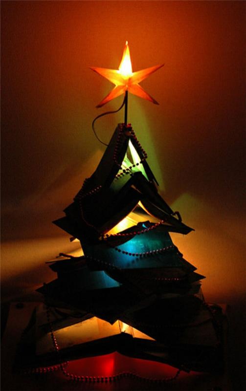 χριστουγεννιάτικο δέντρο μπερδεμένο μια στοίβα βιβλία με αστέρι