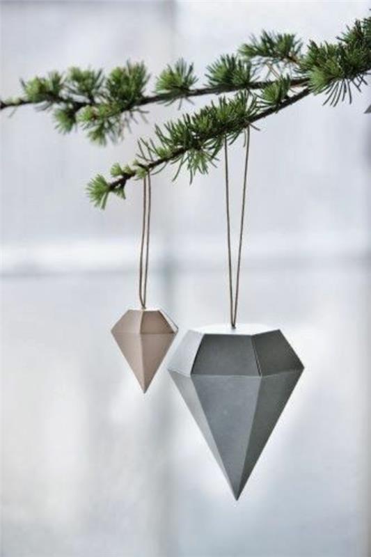 Χριστουγεννιάτικο δέντρο διακοσμημένο με διαμάντια