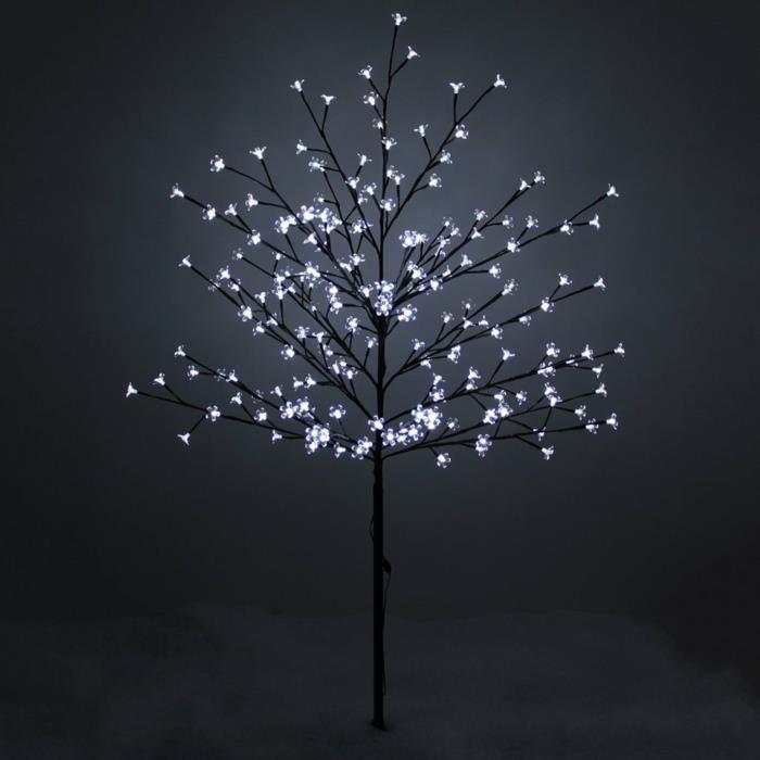 χριστουγεννιάτικο δέντρο τεχνητή τεχνητή δοκιμή χριστουγεννιάτικου δέντρου απλά φωτίζεται από τοίχο