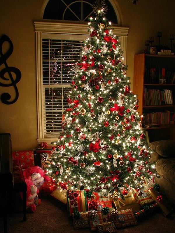 χριστουγεννιάτικο δέντρο φωτισμός δώρα χριστουγεννιάτικα στολίδια