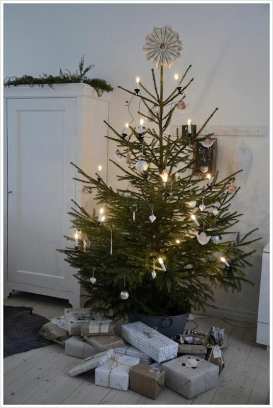 χριστουγεννιάτικο δέντρο που ανάβει τεχνητά κεριά