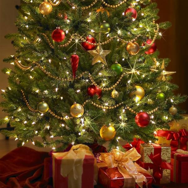 χριστουγεννιάτικο δέντρο τυλιγμένα δώρα