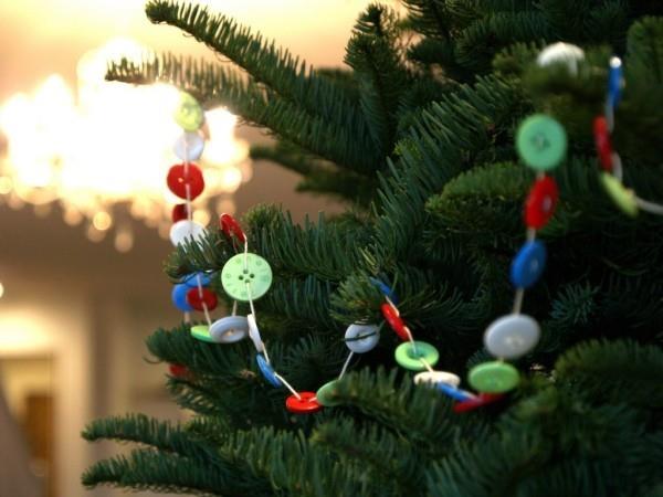 χριστουγεννιάτικο δέντρο-διακοσμήσεις-φτιάξε-μόνος-κουμπιά-χρήση-γιρλάντα