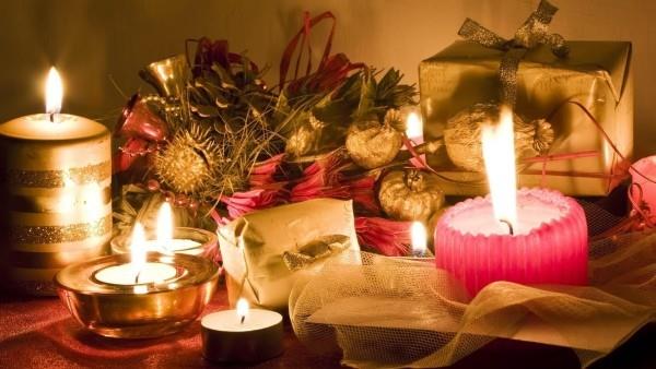 χριστουγεννιάτικα φώτα διακοσμητικά τραπεζιού ανάβοντας λαμπερά κεριά